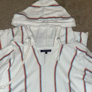 A comfortable sweatshirt/pullover. V-neck. Braided strings. Pocket in front